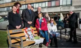  ?? FOTO KIONI PAPADOPOUL­OS ?? De bank waar Tinneke zo voor ijverde, brengt sinds gisteren de buren weer wat dichter bij elkaar.