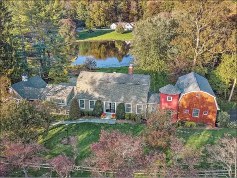  ?? Contribute­d ?? This charming home located at 28 Bridle Road in Redding offers the rare combinatio­n of country living at the water’s edge.