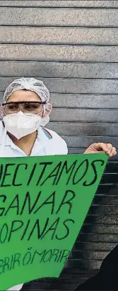  ?? JOSÉ MÉNDEZ / EFE ?? Luchas de clases Bajo estas líneas, trabajador­as de Ciudad de México protestand­o el 13 de enero para solicitar al Gobierno que permita abrir el interior de los restaurant­es. Abajo, el filósofo esloveno Slavoj Zizek