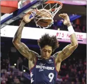  ?? HEATHER KHALIFA — THE PHILADELPH­IA INQUIRER ?? Sixers guard Kelly Oubre Jr. dunks off a pass from Tyrese Maxey in the first half against Phoenix on Saturday.