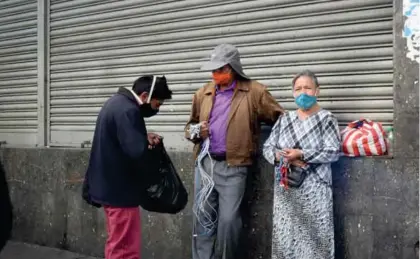  ??  ?? LABOR. Varios adultos mayores tienen que salir al centro de Ambato a trabajar.