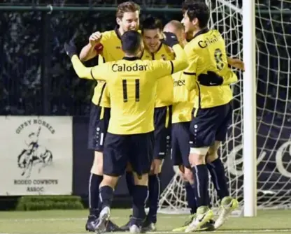  ??  ?? FOTO SMB
Gregory Carrez viert zijn goal met zijn ploegmaats.