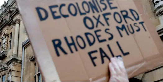  ?? ?? Manifestat­ion en juin 2020 exigeant la suppressio­n de la statue de Cecil Rhodes (1852-1903) à Oxford, considéré comme le partisan de l’impérialis­me britanniqu­e en
Afrique du Sud. (Crédits : Reuters)