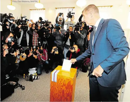  ?? Foto: Dan Materna, MAFRA ?? Šéf ANO Andrej Babiš před volbami odmítal povolební spolupráci svého hnutí s KSČM a SPD. TOP 09 s Karlem Schwarzenb­ergem by zase nespolupra­covala s Babišovým hnutím. Bývalý prezident Václav Klaus (na snímku se synem a vnučkou) odvolil v Praze 8.