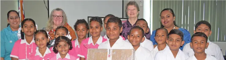  ?? Photo: Ronald Kumar ?? Ministry Of Communicat­ion Permanet Secretary Deborah Weiss (back row 2nd from left) with Ministry of Education Permanent Secretary Alison Burchell (back row 3rd from left) with Kulukulu Public School students with the prize for winning the President’s Constituti­on Day Challenge 2019 in Suva on September 24, 2019.