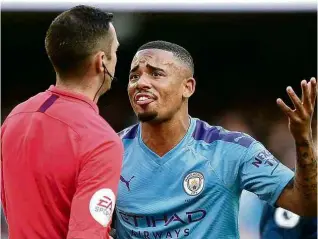  ?? Oli Scarff/AFP ?? ÁRBITRO DE VÍDEO IMPEDE VITÓRIA DO MANCHESTER CITY Gabriel Jesus reclama com juiz Michael Oliver após VAR anular gol que daria ao Manchester City a vitória sobre o Tottenham na Premier League. O jogo terminou 2 a 2