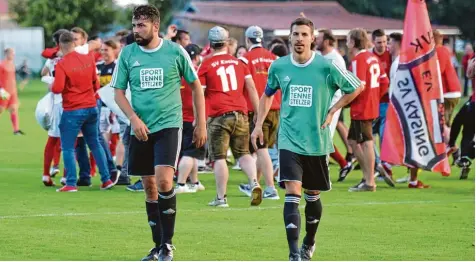  ?? Fotos: Roland Geier ?? Wollen nicht hinsehen: Während die Spieler des SV Kasing den Aufstieg in die Kreisliga feiern, muss der SV Karlshuld den bitteren Gang in die Kreisklass­e antreten. Trainer Peter Krzyzanows­ki (links) und Kapitän Matthias Stegmeir konnten die 3:4...