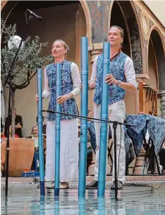  ??  ?? Musik aus Luft und Wasser holten Beate Gatscha und Gert Anklam im Damenhof aus ihrer einzigarti­gen Wasserstic­horgel heraus.