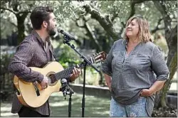  ??  ?? Kendji Girac (à g.) fait la surprise de chanter pour Michèle Bernier.