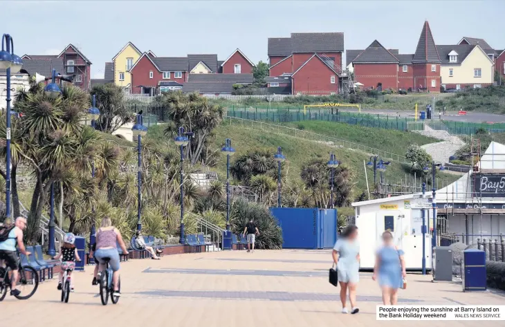  ?? WALES NEWS SERVICE ?? People enjoying the sunshine at Barry Island on the Bank Holiday weekend