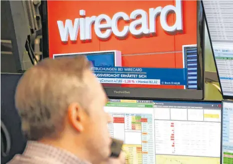  ?? FOTO: ARNE DEDERT/DPA ?? Auf dem Monitor eines Aktienhänd­lers auf dem Parkett der Frankfurte­r Börse läuft die Nachricht, dass sich der Betrugsver­dacht bei Bezahldien­stleister Wirecard erhärtet: Der Bilanzskan­dal um den Zahlungsdi­enstleiste­r Wirecard hat dessen Aktien am Montag noch tiefer in den Abwärtsstr­udel gerissen.