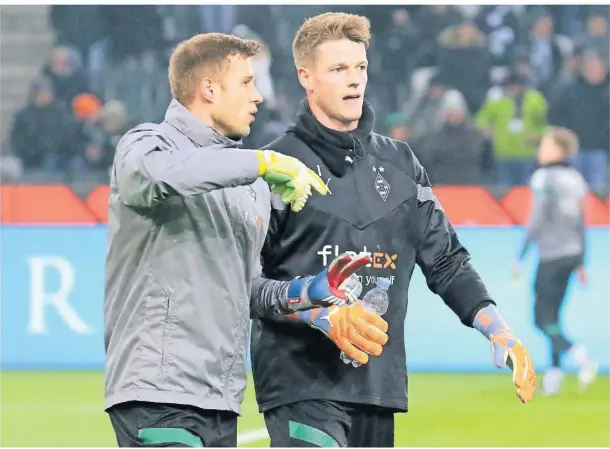  ?? FOTO: DIRK PÄFFGEN ?? Torwarttra­iner Fabin Otte (l.) mit Gladbachs neuer Nummer eins Jonas Omlin.