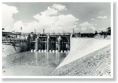  ??  ?? ABOVE
The constructi­on of a barrage across the Chao Phraya River, part of the irrigation scheme, in 1955.