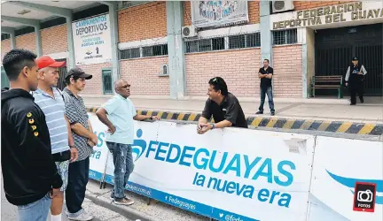  ?? STALIN DÍAZ / EXPRESO ?? Sorpresa. Quienes llegaron ayer a Fedeguayas se encontraro­n con el escenario cerrado. Una disposició­n judicial suspendió la Asamblea Ordinaria convocada por el directorio.