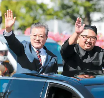  ?? PHOTO AFP ?? Le président de la Corée du Sud, Moon Jae-in, et le dirigeant nord-coréen, Kim Jong-un, saluaient la foule lors d’un défilé dans les rues de Pyongyang hier.