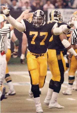  ?? HAMILTON SPECTATOR FILE PHOTO ?? Grover Covington and his mates were feeling it all day in the 1986 Grey Cup game in Vancouver.