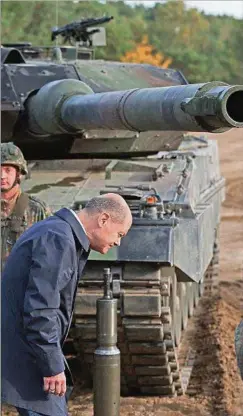  ?? ?? ARSENAL. El canciller Olaf Scholz inspeccion­a tanques Leopard 2.