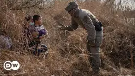  ??  ?? State security confronts a mother and child from Honduras on the US side of the border