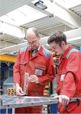  ?? Foto: industrieb­lick, Fotolia.com ?? Gerade am Anfang ist es wichtig, dass Azubis ihren Vorgesetzt­en aufmerksam zuhören und sich al les möglichst schnell einprägen.