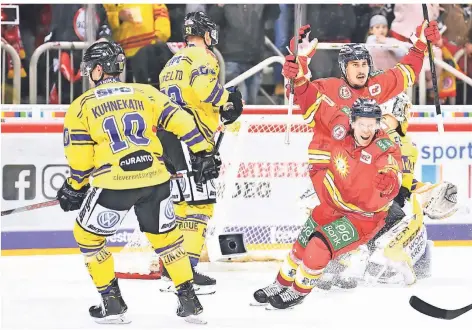  ?? ARCHIV: BH ?? Am 6. März 2020 jubelte Niclas Lucenius (hinten rechts) im Spiel gegen Krefeld nach dem Treffer zum 1:0 durch Nicholas B. Jensen.