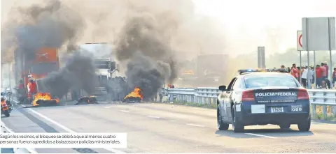  ??  ?? Según los vecinos, el bloqueo se debió a que al menos cuatro personas fueron agredidos a balazos por policías ministeria­les.