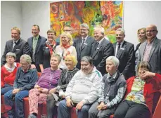  ?? FOTO: BABETTE CAESAR ?? Die Künstler mit Behinderun­gen aus der Kreativwer­kstatt Rosenharz und die Hypo-Vereinsban­k Lindau eröffnen die Ausstellun­g „Nütze die Farben“.