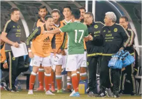  ??  ?? Jesús Manuel Corona celebra con Javier Chicharito Hernández