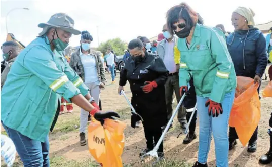  ?? / SUPPLIED ?? Deputy Minister Makhotso Sotyu, middle, and Minister Barbara Creecy working together with EPWP workers to clear an illegal dumpsite in Kagisanong in the Free State during the ‘Good Green Deeds’ clean-up.