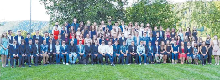  ?? FOTO: WLW ?? 95 Schülerinn­en und Schüler der Klassen 10 wurden in einer festlichen Abschlussf­eier der Realschule Mühlheim mit vielen guten Wünschen für die Zukunft entlassen.