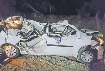  ?? HT PHOTO ?? The Ertiga (above) broke the divider on the Rewari-mahendraga­rh Road and hit a van coming from the opposite direction late Sunday night.