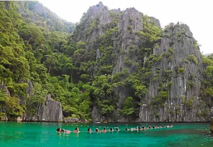  ?? —LOUISE SANTIANO ?? Swimming in line around the Twin Lagoons