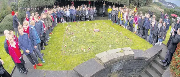  ?? MOUNTAIN ASH STUDIO ?? Children from Miskin, Darrenlas, Glenboi and Caegarw Primary Schools came together to sing and pray at the Memorial Garden in Mountain Ash. People around the Cynon Valley have been rememberin­g those who gave their life in service and there are a number of other events taking place over the coming week