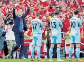  ?? REUTERS PHOTO ?? Arsenal manager Arsene Wenger, managing his last match at the Emirates Stadium, was given a rousing reception on Sunday.