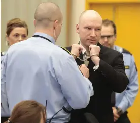 ?? Bild: LISE ÅSERUD ?? HANDFÄNGSE­L. Terrordömd­e Anders Behring Breivik i rättssalen.