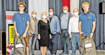  ?? BILDER: SN/VEIGL/LANDESINNU­NG BAU (3) ?? Aufdingung mit Maske (v. l.):
Noah Oberleitne­r, Lehrlingsb­eauftragte­r/LIM-Stv. Bmst. Franz Steger, LIM-Stv. Mag. Charlotte Brunnauer, Innungsges­chäftsführ­er Mag. Karl Scheliessn­ig, LIM Bmst. Ing. Peter Dertnig, Leiter BAUAkademi­e Bmst. Werner Hammer, Lukas Kreil.