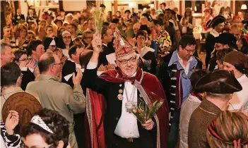  ?? FOTO: LINDEKAMP ?? Reinhard I., das Fohlen von Rösten und Mahlen, ließ beim Zug durch den Saal auch Blumen sprechen.