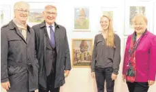  ?? FOTO: KORNELIA HÖRBURGER ?? Über die gelungene Ausstellun­g im Fruchtkast­en freuen sich (von links): der ehemalige Landrat Hans Volle, OB Michael Beck, Hannah Monninger und Museumslei­terin Gunda Woll.