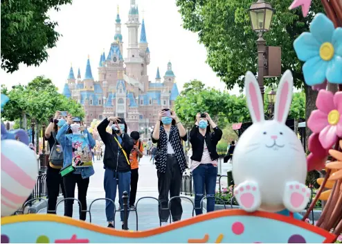  ??  ?? 14 de mayo de 2020. Shanghai Disneyland vuelve a abrir, aunque con medidas de restricció­n en el flujo de visitantes, lo que hace que el recorrido por muchos lugares escénicos sea más cómodo.