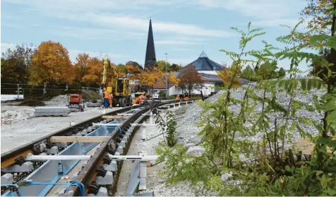  ?? Fotos: Marcus Merk ?? In Königsbrun­n laufen die Gleisarbei­ten. Im September 2021 soll die Strecke komplett fertig sein.