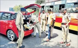  ?? PTI PHOTO ?? Ahmedabad Police inspect a vehicle after high alert was sounded in the city. Around 160 commandos from NSG have been rushed to the state, many of them to guard the Somnath temple.