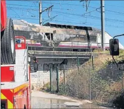  ?? MICHAEL ESDOURRUBA­ILH/ / EFE ?? La locomotora trasera del AVE incendiada