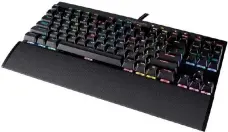  ??  ?? Tkl-tastaturen (Tenkeyless) haben keinen Nummernblo­ck und sind deshalb rund 20 Prozent kleiner als Full-size-keyboards.