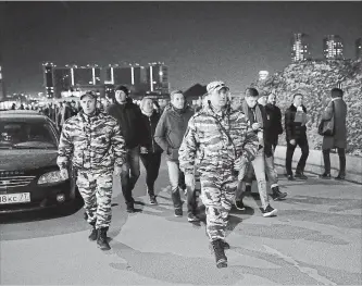  ?? ALEXANDER ZEMLIANICH­ENKO THE ASSOCIATED PRESS ?? Police escort Arsenal fans to the stadium before the Europa League quarter-final second-leg soccer match between CSKA Moscow and Arsenal at the CSKA Arena in Moscow on Thursday.