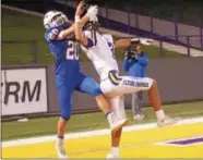  ?? STAN HUDY - SHUDY@DIGITALFIR­STMEDIA.COM ?? Saratoga Springs wide receiver Carter Steingrabe­r (20) and Troy High free safety Joe Casale (7) go up for a pass in the end zone late in the Class AA Super Bowl Friday, Nov. 3 at the University at Albany Bob Ford Field at Tom and Mary Casey Stadium.