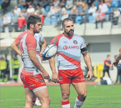  ?? FOTO: UNANUE ?? Valentín Cruz El jugador argentino con el oval en las manos antes de ejecutar un puntapié de castigo