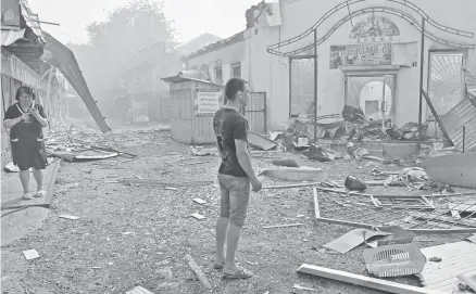  ?? AFP ?? Residentes miran un mercado destruido tras un ataque con cohetes en Sloviansk, Ucrania