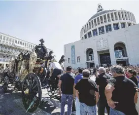  ?? Ansa ?? Il funerale scandalo
Un momento dei funerali di Vittorio Casamonica alla periferia di Roma, 20 agosto 2015