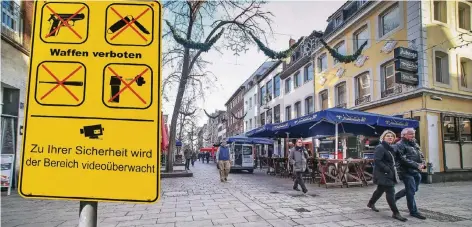  ?? FOTO: HANS-JÜRGEN BAUER ?? Wie in unserer Montage könnte eine Beschilder­ung in der Düsseldorf­er Altstadt aussehen, wenn dort eine Verbotszon­e eingericht­et würde.