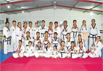  ??  ?? Realizan homenaje a niños y jóvenes que participar­on en el nacional de Tae Kwon Do.