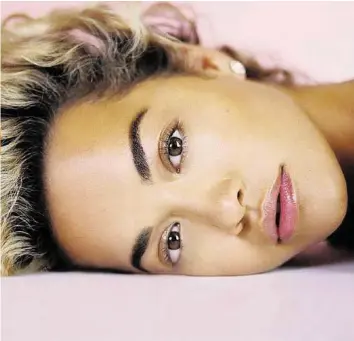  ?? WARNER MUSIC ?? Veröffentl­icht sechs Jahre nach dem Debüt ein Nachfolgea­lbum: Die Hitsängeri­n Rita Ora.